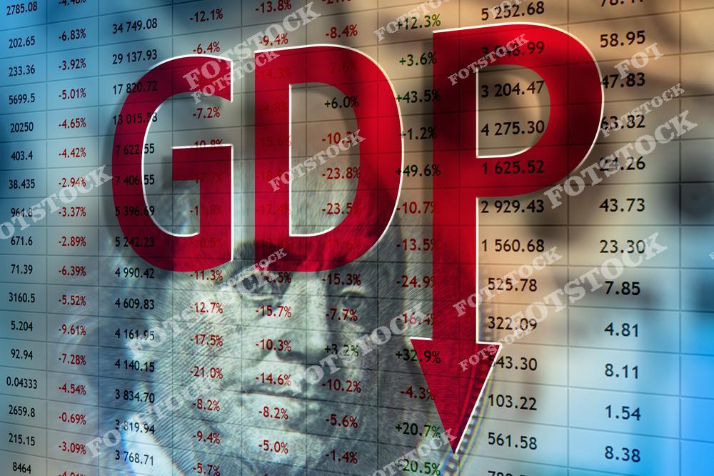 На изображении видно большое слово "GDP" (ВВП) с красной стрелкой вниз, символизирующей снижение, на фоне таблиц с экономическими данными. Это отражает падение показателей ВВП и экономическую нестабильность.